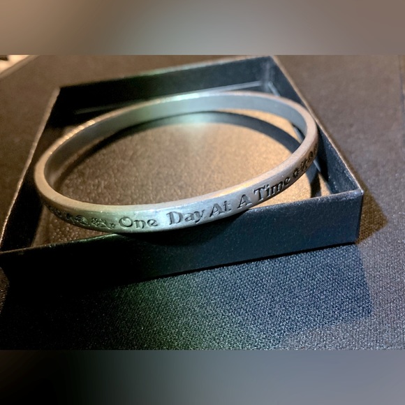 One Day at a Time Bracelet - Picture 3 of 4